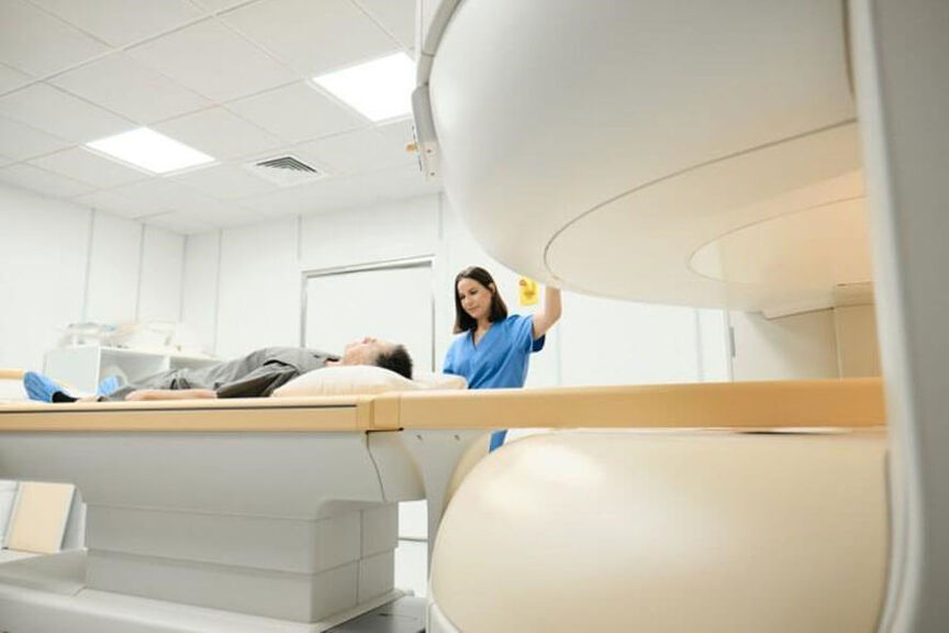 mri-tech-performing-scan