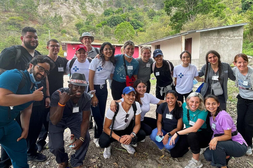 A group of physical therapy students on a trip to Honduras