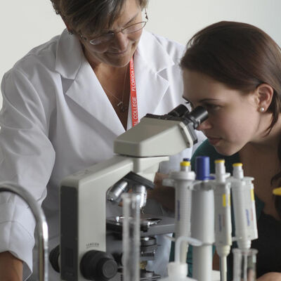 A student uses a microscope under faculty supervision
