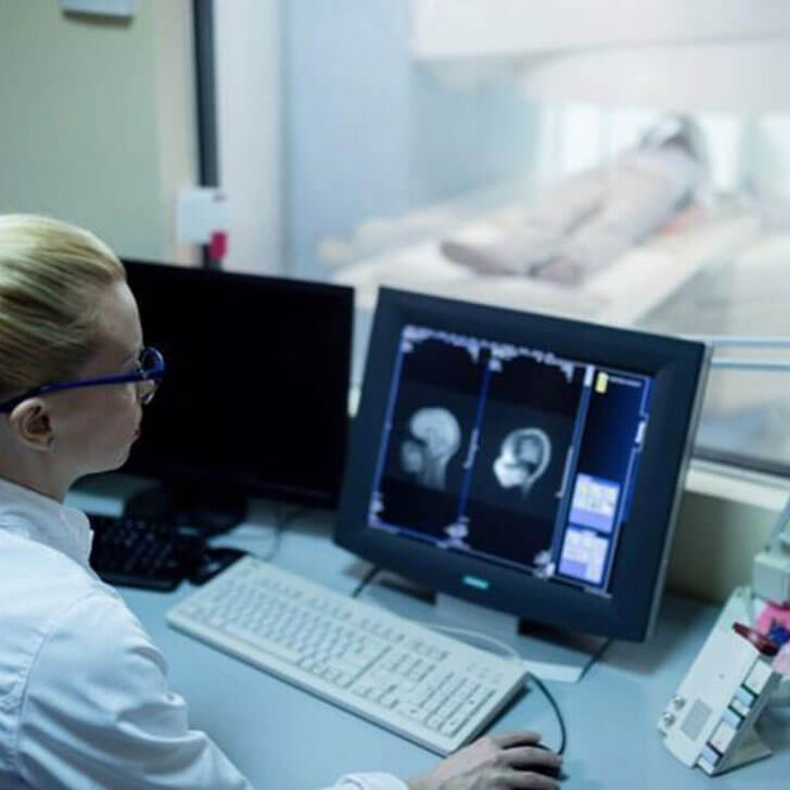 mri-technologist-scanning